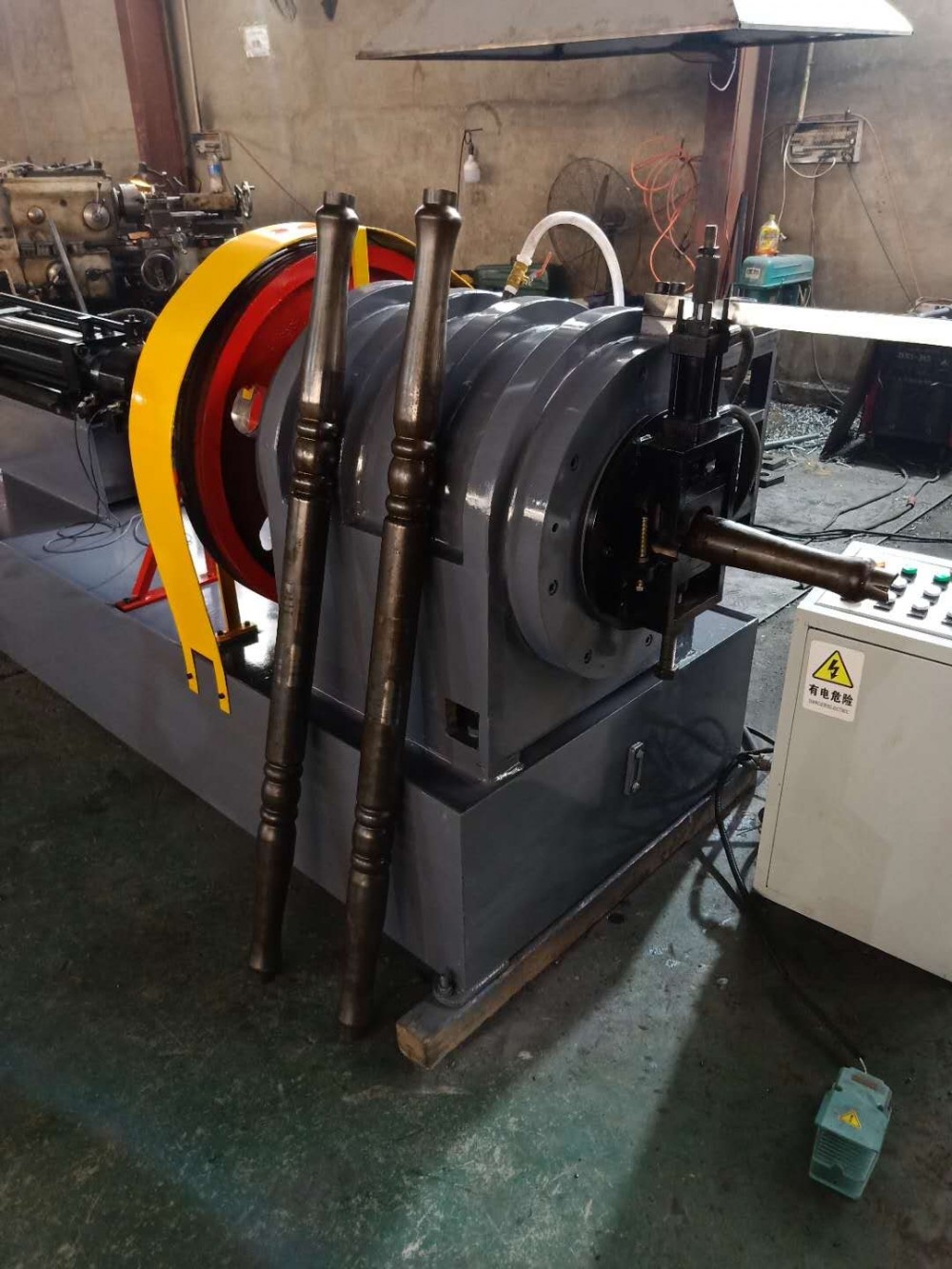 Flower swaging pipe machine