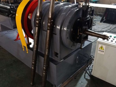 Flower swaging pipe machine