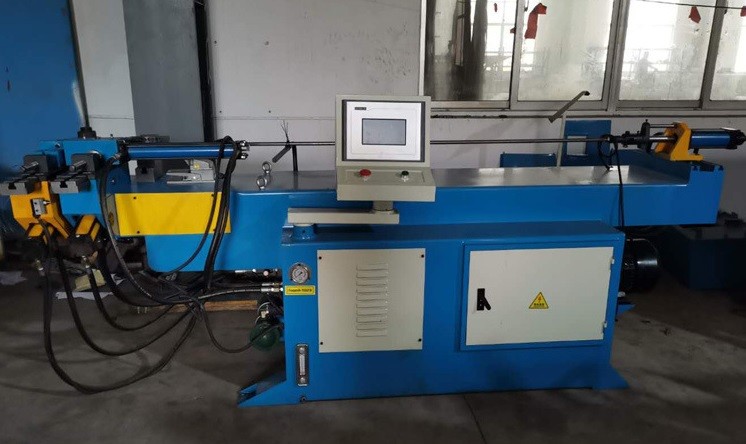 Automatic pipe bending machine