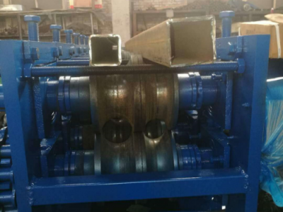 Round to square pipe machine