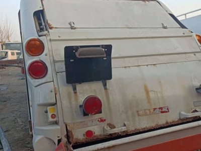 Garbage truck / 4