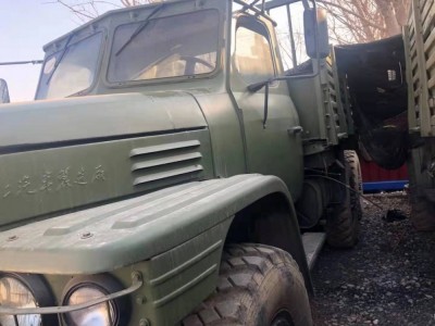 Six wheel drive off-road truck / 2