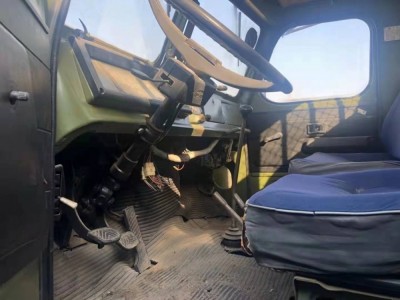 Six wheel drive off-road truck / 4