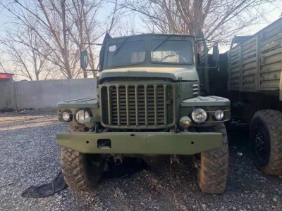 Six wheel drive off-road truck / 3
