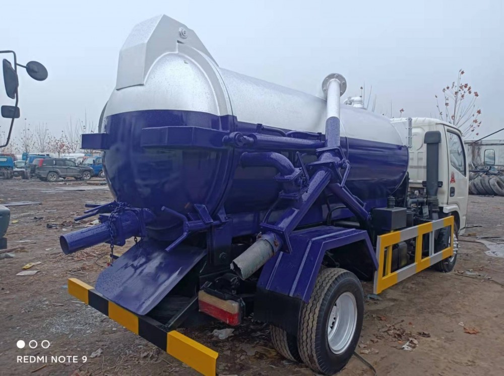 Sewage suction truck