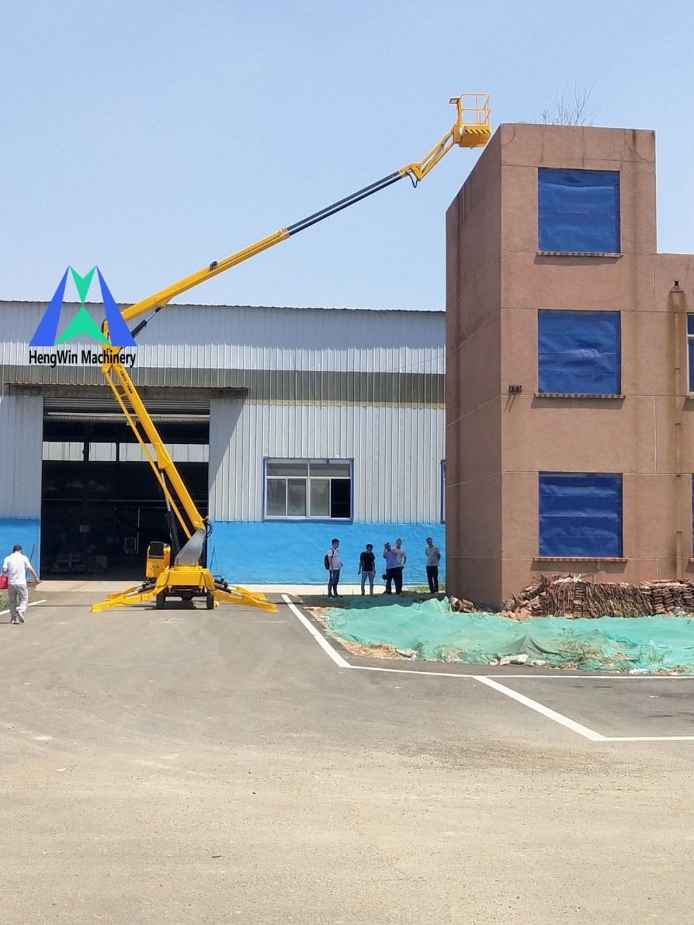 Curved arm climbing platform