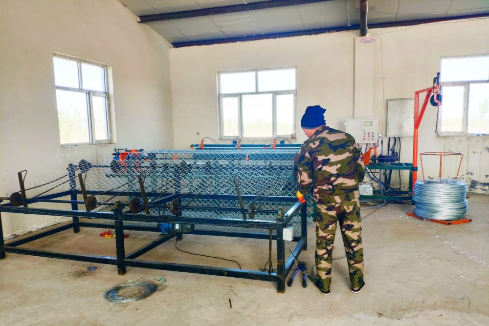 Chain link fence machine