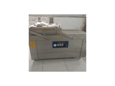 Vacuum packaging machine