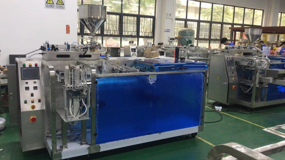Self supporting bag type packaging machine for fertilizer and sugar beverage