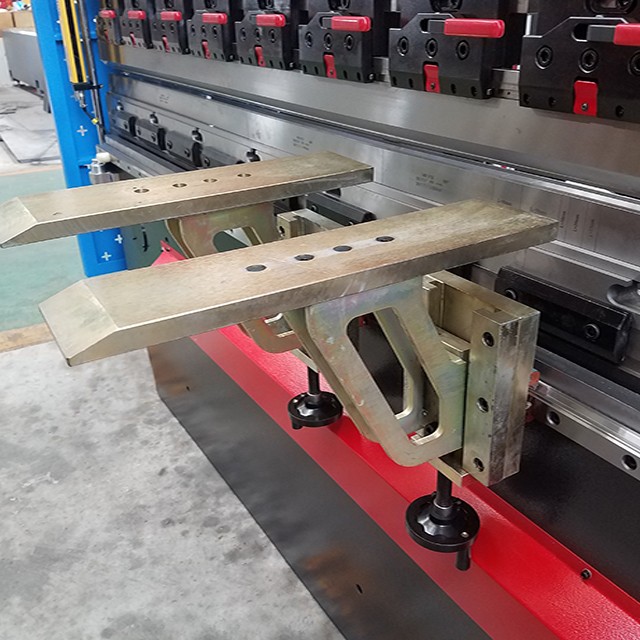 sheet metal bending machine / 4
