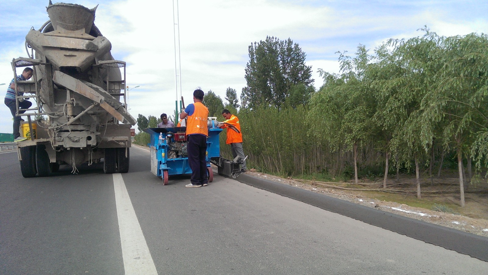Concrete Kerb Laying Machine / 3