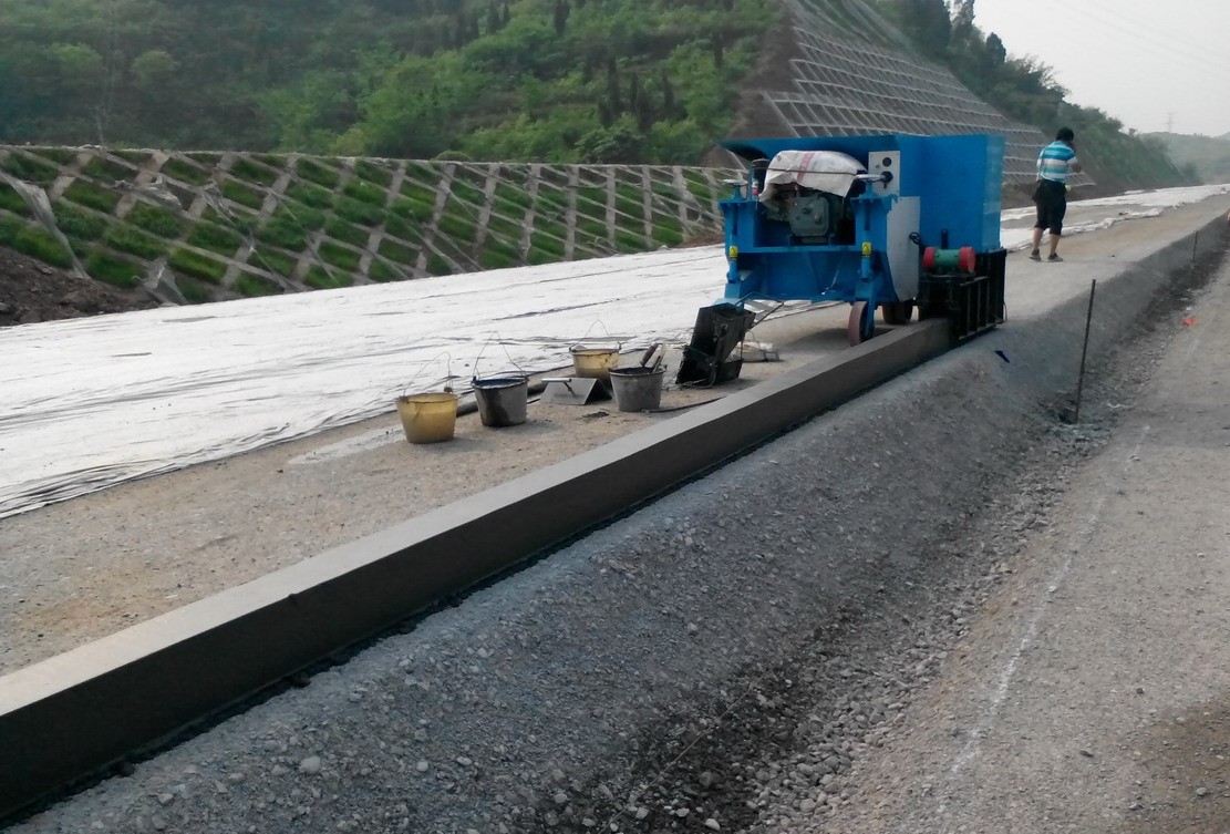 Concrete Kerb Laying Machine / 4
