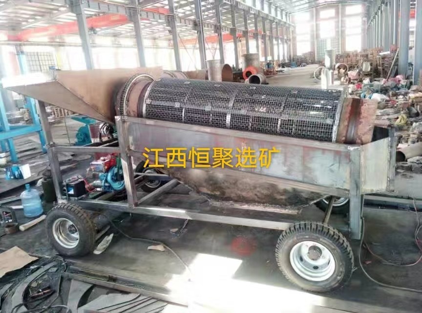 Central shaft drive roller screen