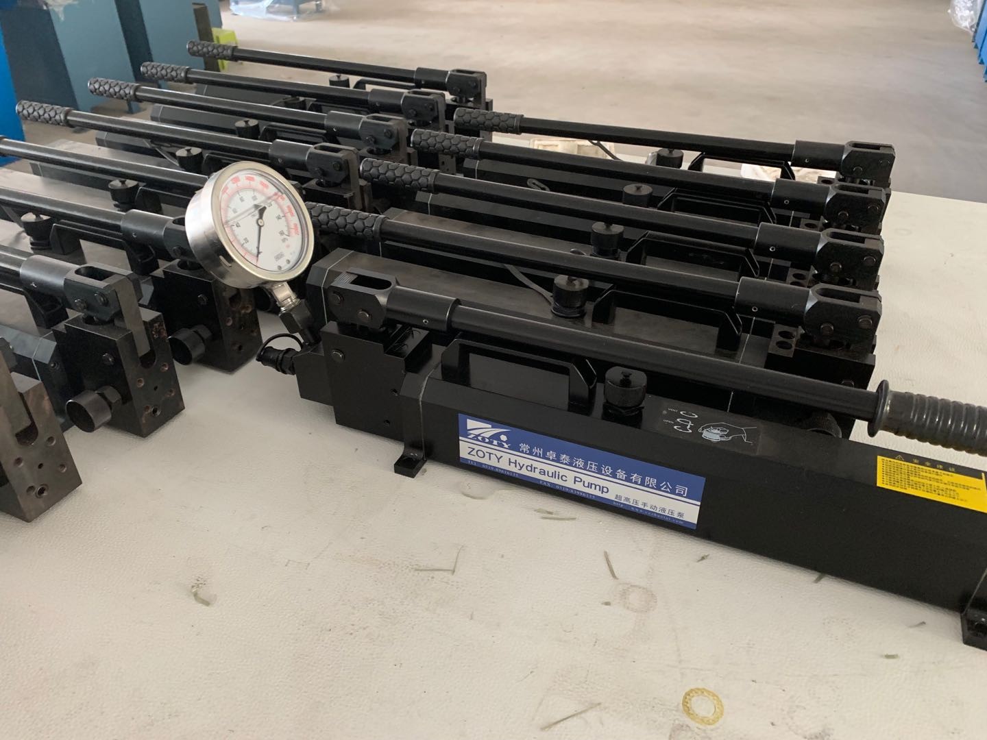 Manual hydraulic pump / 5