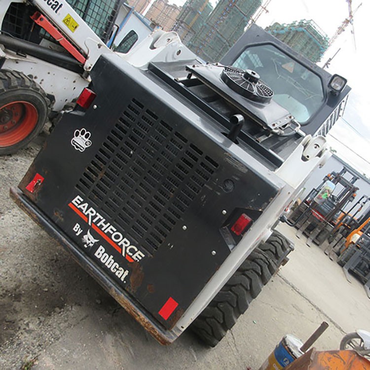 Skid Steer Loader / 4