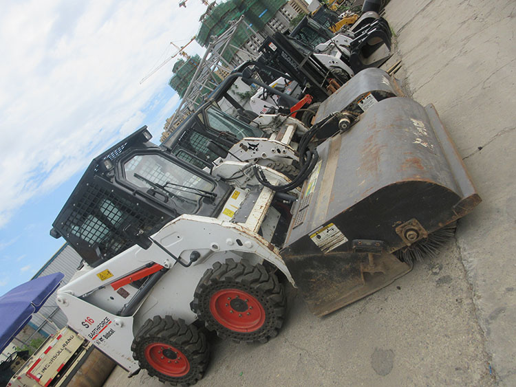 skid steer loader / 3