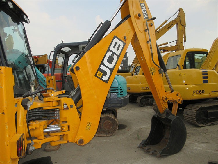 Backhoe Loader / 3