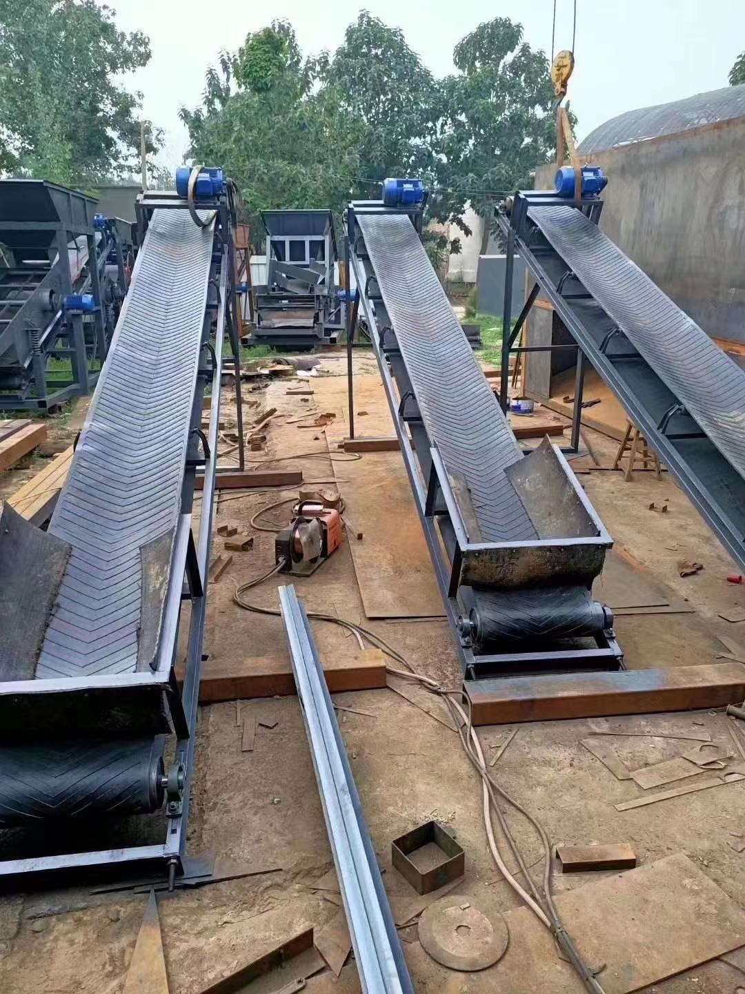 Conveyor belt for stone mining