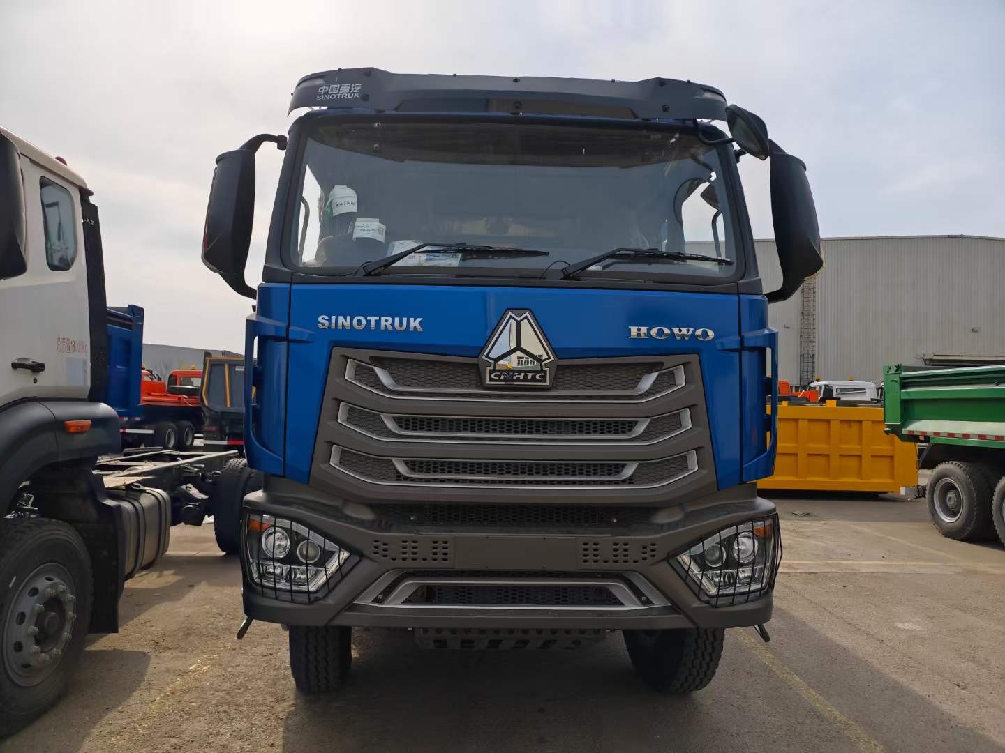 Sinotruk Howo Dump truck / 2