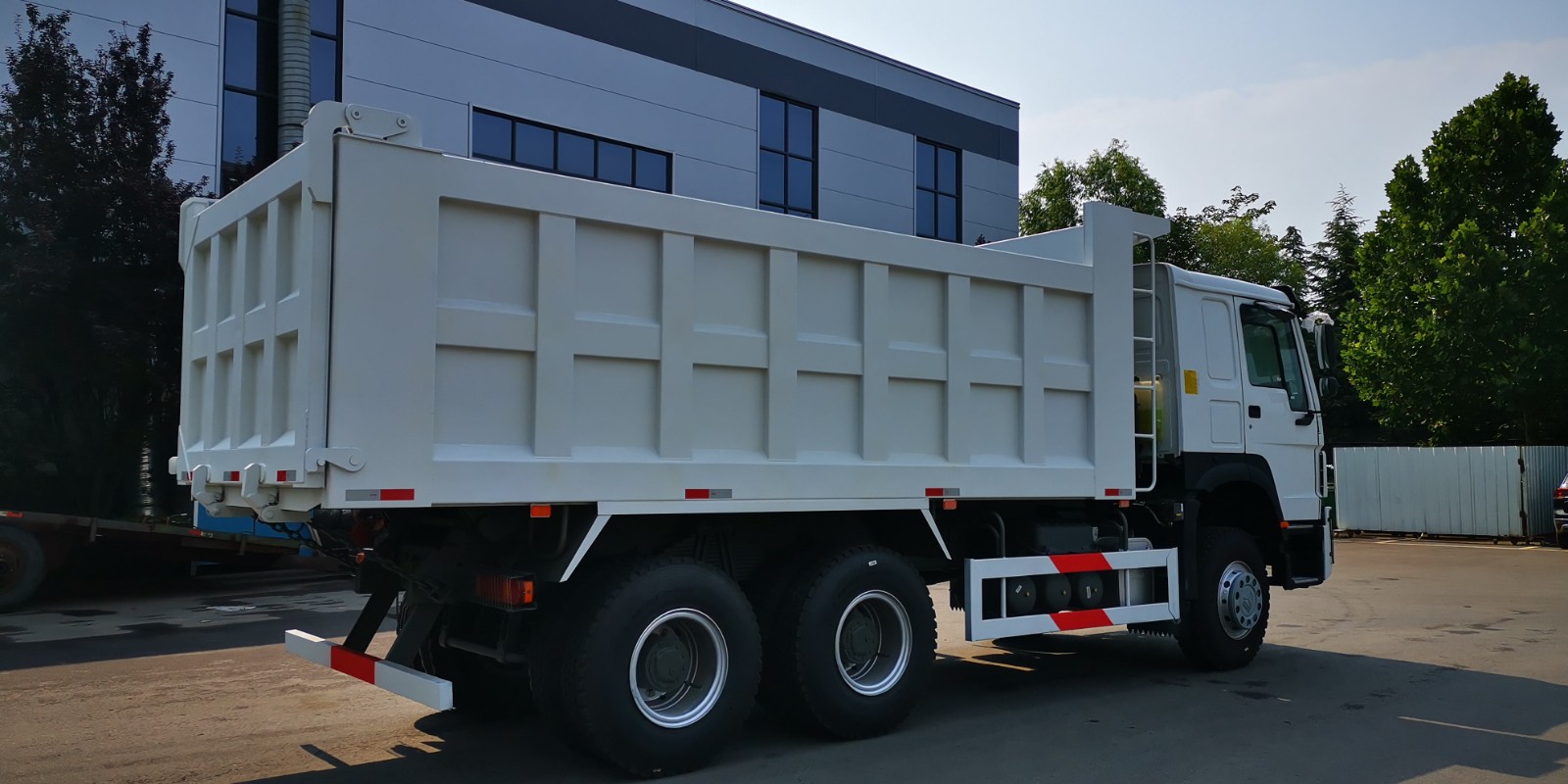 Sinotruk Howo Dump truck / 4