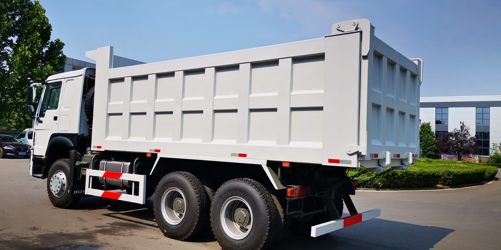 Sinotruk Howo Dump truck / 8