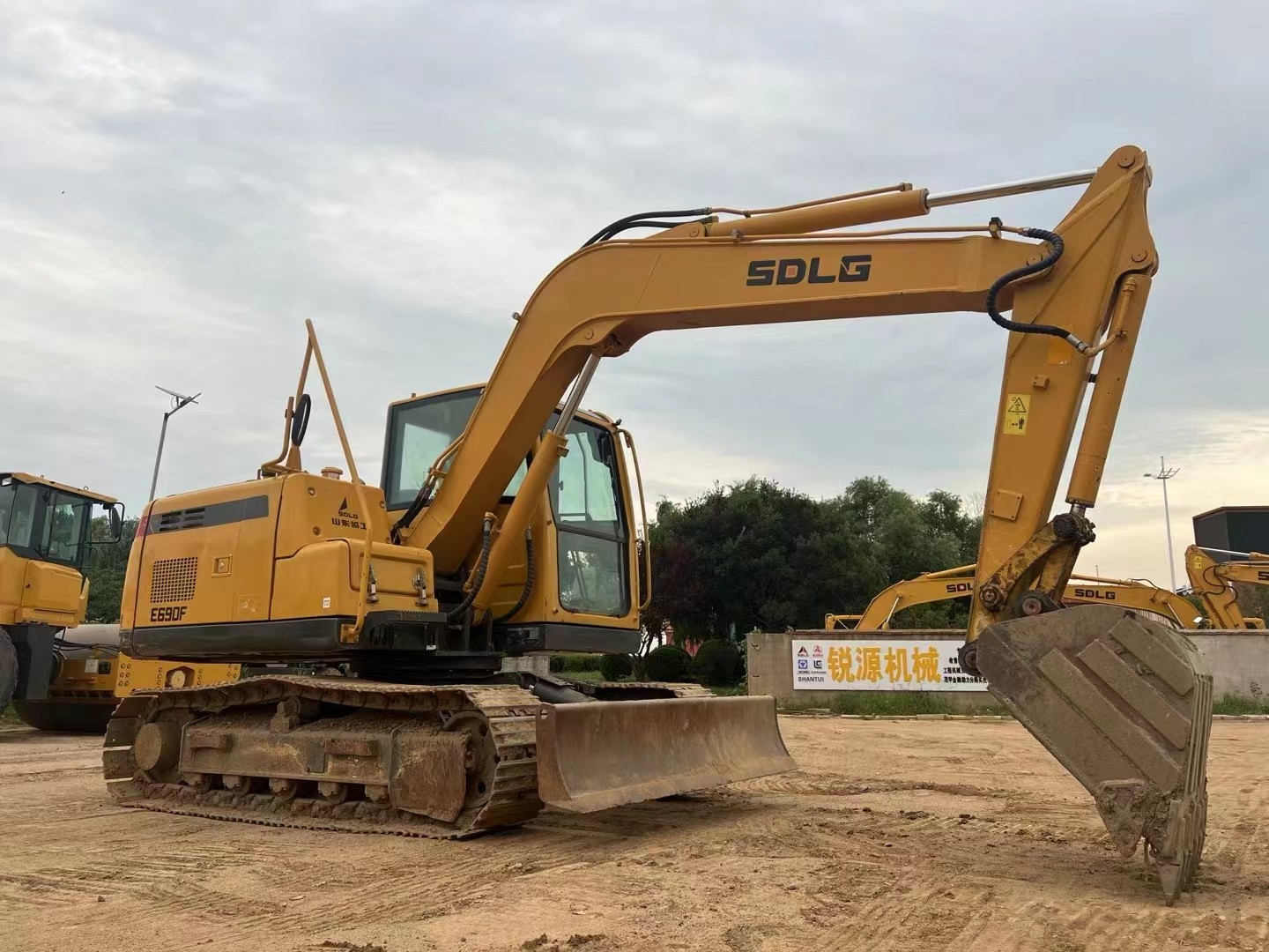 Second-hand excavator produced in 2019, LINGONG  E690F, 9-ton crawler excavator / 3