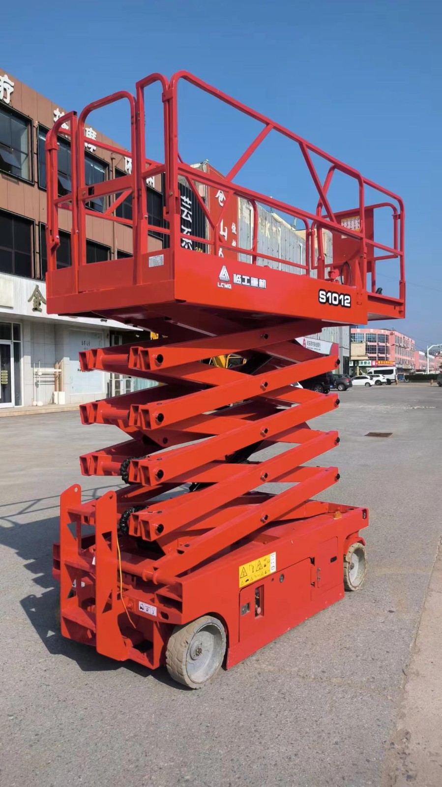 16 years Lingong 10-meter self-propelled scissor lift / 6