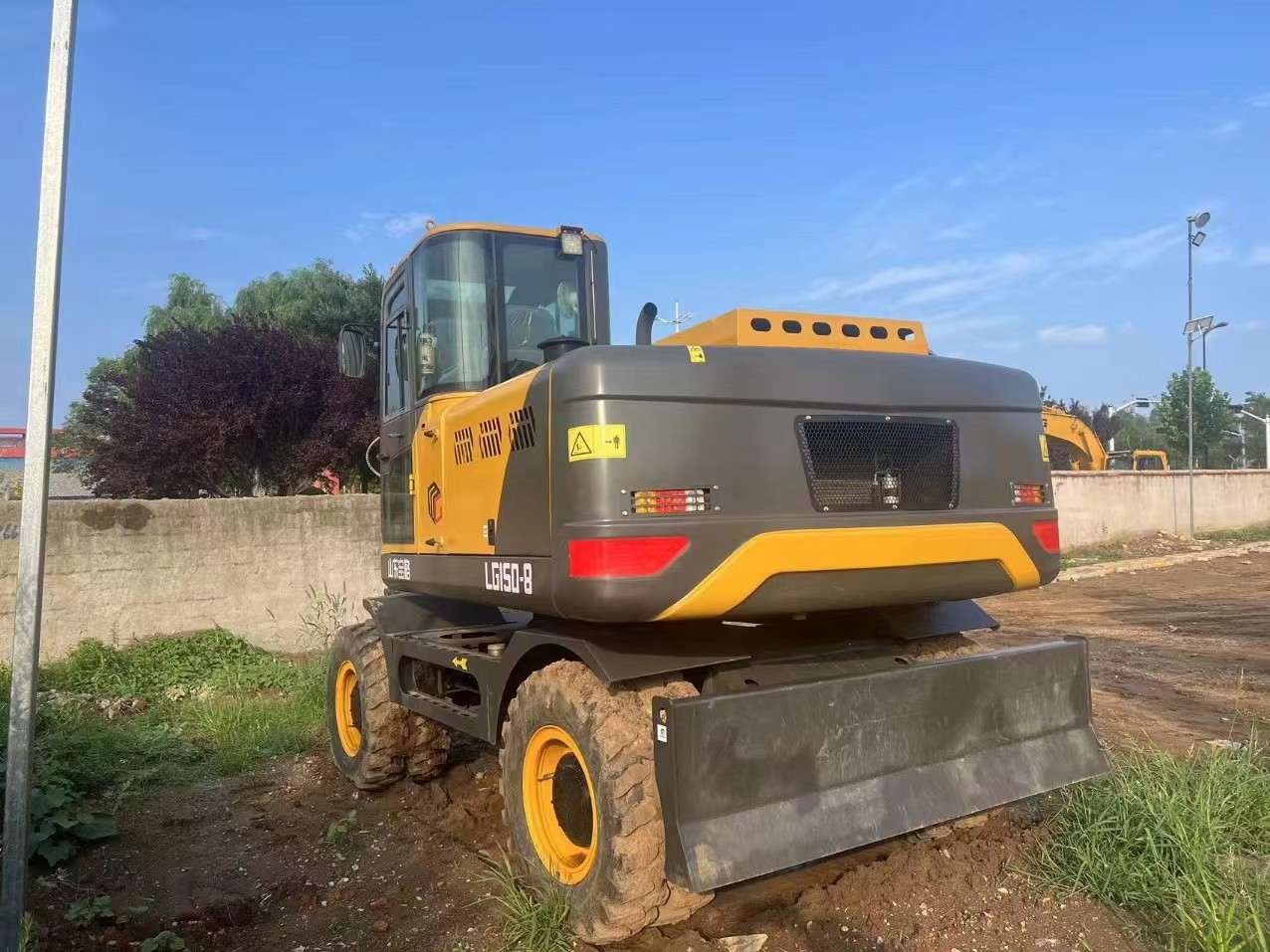second  hand  excavator  LINGONG  LG150-8  wheel  excavator  15-ton / 3