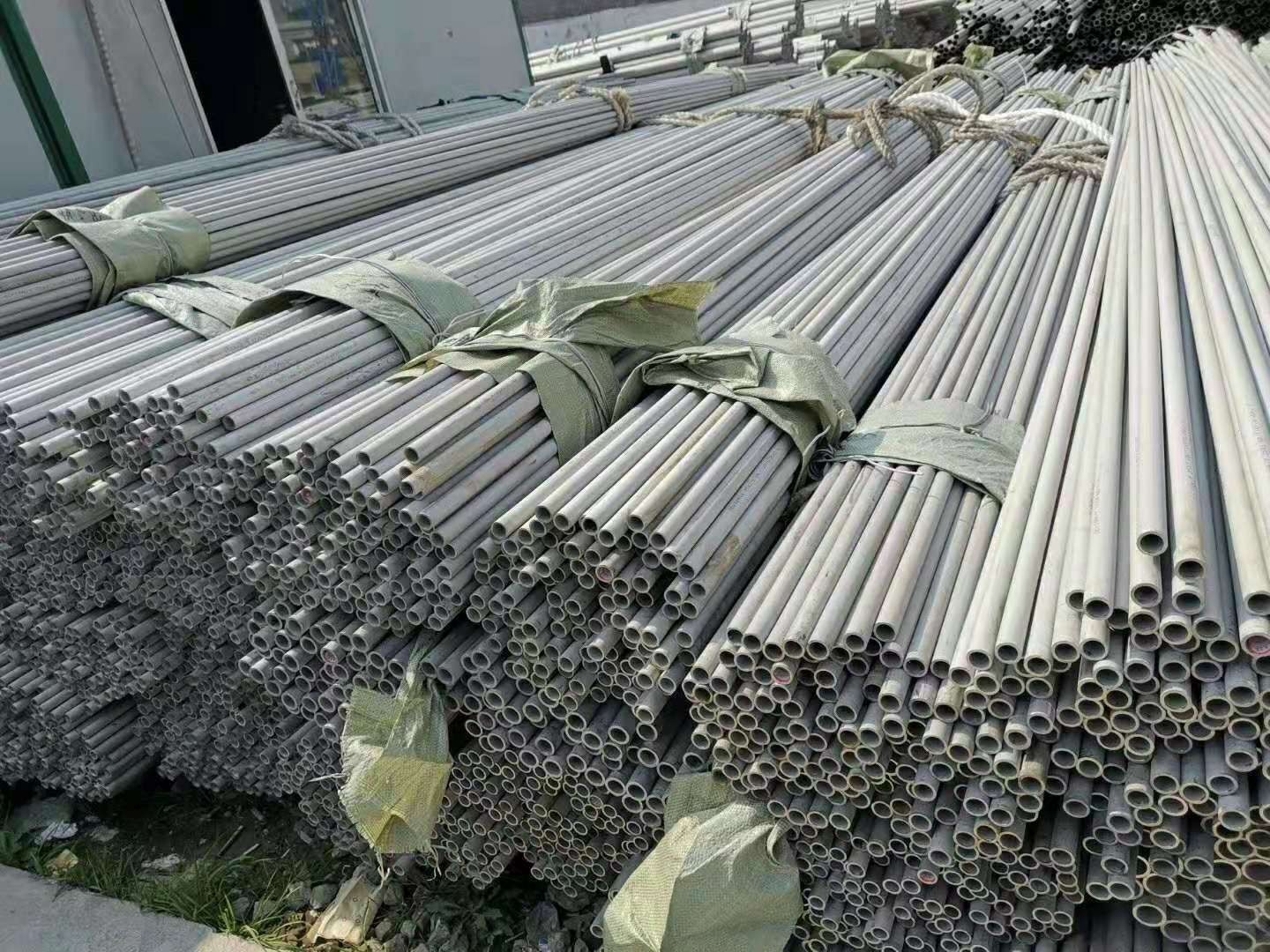 Stainless steel pipe / 3