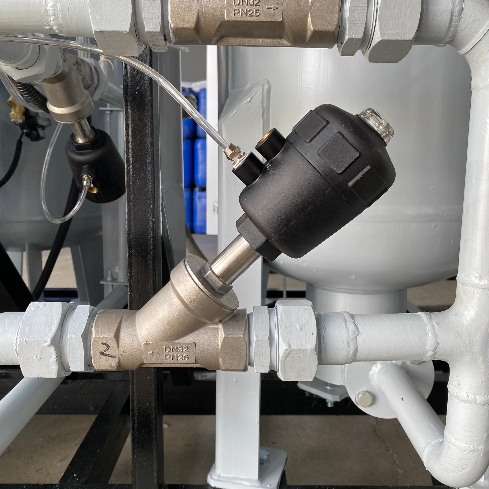 Pneumatic valve / 8
