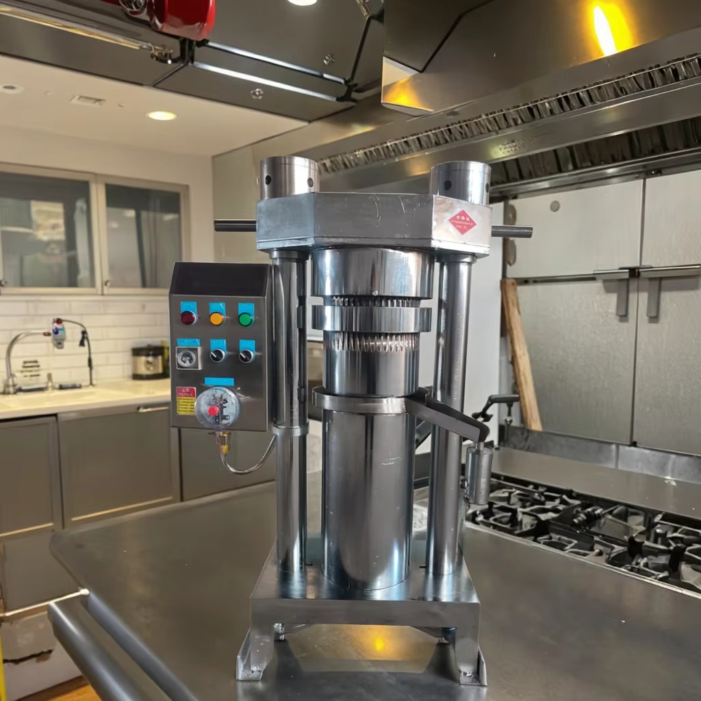 Hydraulic oil press machine / 5